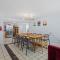 9 Bedroom, 14 Beds House Great for Big Groups Near Boardwalk, Tropicana