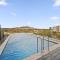 Sleek Inner-City 2-Bed with Swimming Pool & BBQ