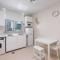 "Astounding Marina studio, walk to beach & Metro"
