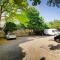 One bedroom central Slough with parking