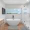 Blocks from the beach with a golf cart and pool! - 克利尔沃特