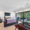 Blocks from the beach with a golf cart and pool! - 克利尔沃特