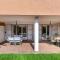 Beautiful 2BR APT with Terrace, Garden & Pool - مربلة