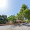 Beautiful 2BR APT with Terrace, Garden & Pool - مربلة