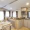 Elegant 2 Bed 1 and Half Bath Caravan in Holiday Resort Village - 北安普敦