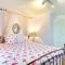 Prime Lakeside Village Location Apt with Kitchen!