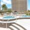 High-Floor Stylish Ocean Views Condo with Parking - Honolulu