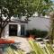 Maison Rénovée avec Jacuzzi et Cuisine dÉté au Centre du Village - FR-1-434-97
