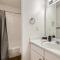 Your 2B Getaway - Walk Dtwn - Sleeps 6 - Pool and Prkg - Austin