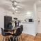 Your 2B Getaway - Walk Dtwn - Sleeps 6 - Pool and Prkg - Austin