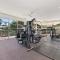 Stylish Beachside Unit with Parking, Gym & Pool - ملبورن