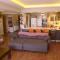 Elegant & Cozy Retreat Home, City Center Gem by the Seaside, Steps from the Tram - 伊兹密尔