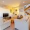 Two Story, Torquay Holiday Home with Large Balcony - 托基