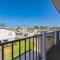 Pristine 3 BDRM Condo by Beach - 布雷登顿海滩