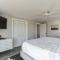 Pristine 3 BDRM Condo by Beach - 布雷登顿海滩