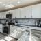 3 BDRM Ocean View Condo - برادنتون بيتش