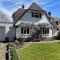Charming Bournemouth house with beautiful spacious gardens, 5 min drive to beaches, free parking for 2-3 cars - Bournemouth