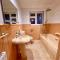 Charming Bournemouth house with beautiful spacious gardens, 5 min drive to beaches, free parking for 2-3 cars - Bournemouth
