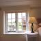 Stunning 3 bedroom 3 bath self catering cottage nr Stonehenge, Longleat, Avebury and Bath