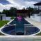 Villa moderna con una hermosa piscina, fogata y BBQ
