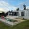 Villa moderna con una hermosa piscina, fogata y BBQ