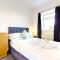 Sleeps 10, Free parking, close to Science Park, King size bed