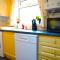 Sleeps 10, Free parking, close to Science Park, King size bed
