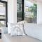 The Hamptons Lake House - Noosa Heads Luxury House