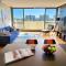 Contemporary Top Floor Apartment with City Views - 悉尼