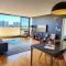Contemporary Top Floor Apartment with City Views - 悉尼