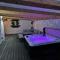 Kildonan House village centre sleep 8 with hot tub - Ullapool