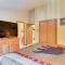 Walk to Restaurants Lake Harmony Townhome!