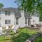 Luxury Villa- Hot Tub-King Bed Suite-Fenced Yard-Game Room-Fire Pit-Ski