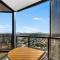 Stylish 1BR Apt with mountain views - Brisbane