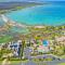 Hilton Pool Pass Included, Kolea - Stylish & Comfy Walk to Beach Patio Pool Gym