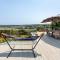 The Spinney - Spectacular views over the bay and close to beach with parking