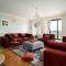 The Spinney - Spectacular views over the bay and close to beach with parking