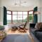 The Spinney - Spectacular views over the bay and close to beach with parking