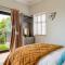 The Spinney - Spectacular views over the bay and close to beach with parking