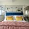 The Spinney - Spectacular views over the bay and close to beach with parking