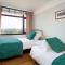 The Spinney - Spectacular views over the bay and close to beach with parking