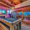 Family Chalet With Sauna, HotTub, Heavenly Views! Mins to Downtown! - غاتلينبرغ