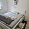 Kauno apartamentai king size bed - 考纳斯