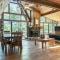 Foxtail Lake Front Chalet with HOT TUB - Innsbrook