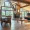 Foxtail Lake Front Chalet with HOT TUB - Innsbrook
