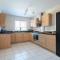 Spacious 4 bedroom, perfect for contractors, families, private parking - Royal Wootton Bassett