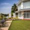 Stone Wood Riverfront Resort, Siolim