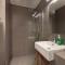 Cozy 1BHK Getaway with Balcony by BlueCloud holidays - 沙迦
