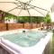 HiddenGarden apartment with garden and jacuzzi in the center of the city of Alghero