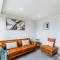 Stylish and Modern Apartment - Balcony and Pool - Auckland